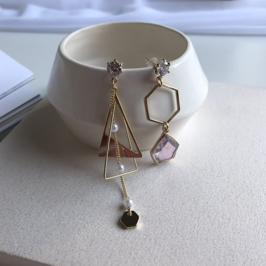 <b><p>Demang Cubic Sequins Unknown Drop earri Lce</p></b><b><p>ディマン キュービック スパンコール オンバル ドロップ イヤリング ランス ユニーク</p></b><br /><br /><p align='center'>