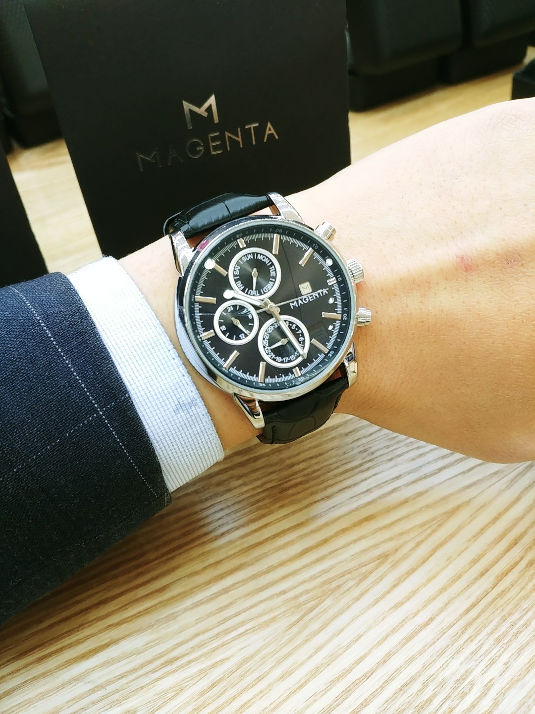 <b><p>MAGENTA Men's leather clock S111.05.BK.LT</p></b><b><p>マゼンタ メンズレザー 時計 S111.05.BK.LT 高品位なスタイリング モダンファッション</p></b><br /><br /><p align='center'>