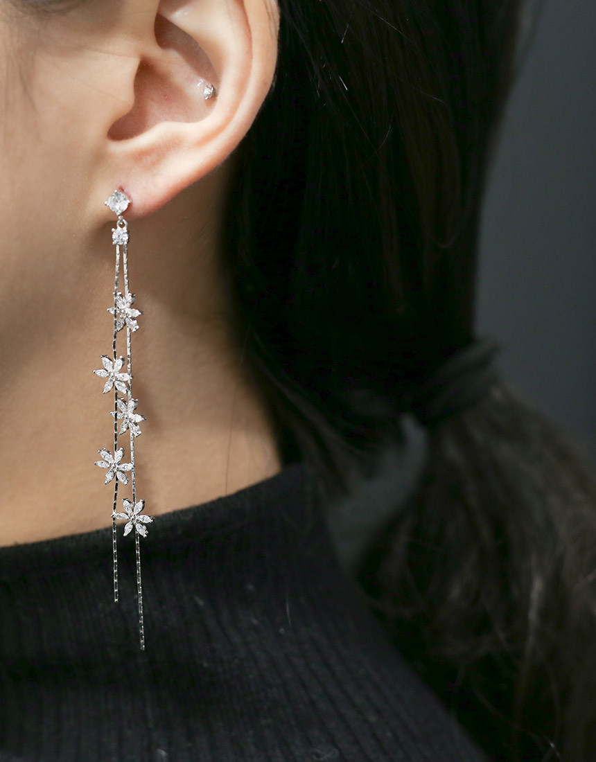 <b><p>flower Two lines Sn Fr earrg gut ok Female</p></b><b><p>フラワー トゥライン 雪花 イヤリング ゲストルック 女性コーディネート 女神 高級感</p></b><br /><br /><p align='center'>