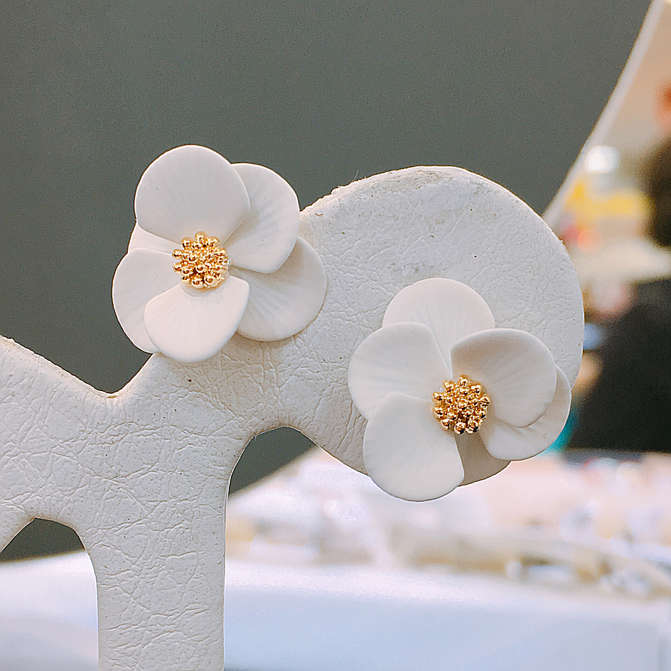 <b><p>Luce White Flower Earrings LKJ1142 attractive</p></b><b><p>ルーチェ ホワイトフラワーイヤリング LKJ1142 魅力的な ウンチム 一つだけで説得力の</p></b><br /><br /><p align='center'>