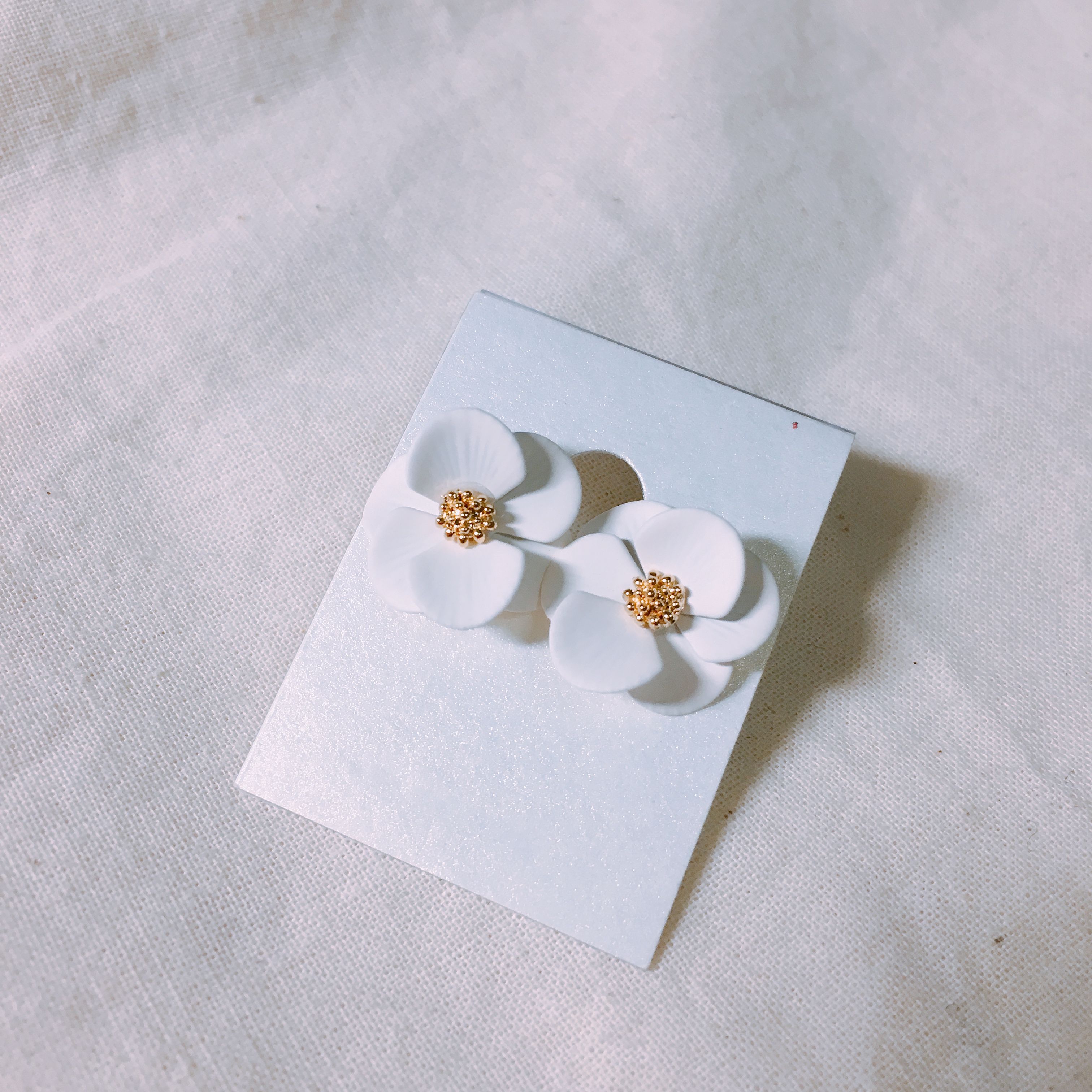 <b><p>Luce White Flower Earrings LKJ1142 attractive</p></b><b><p>ルーチェ ホワイトフラワーイヤリング LKJ1142 魅力的な ウンチム 一つだけで説得力の</p></b><br /><br /><p align='center'>