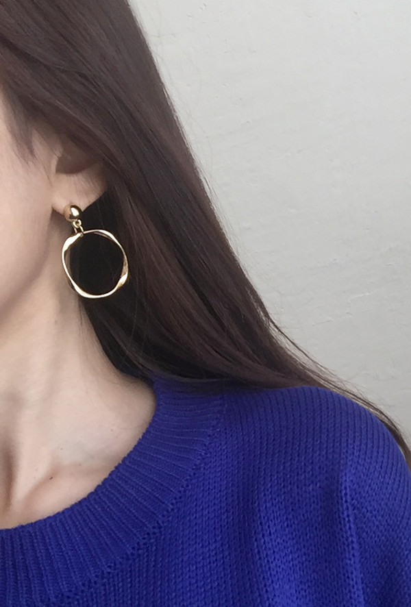 <b><p>Gold ring ears 1447 Formal styl Luxuous Run</p></b><b><p>ゴールドリングイヤリング 1447年 格式あるスタイ 豪華な ランデザイン ワンポトコーディネート</p></b><br /><br /><p align='center'>