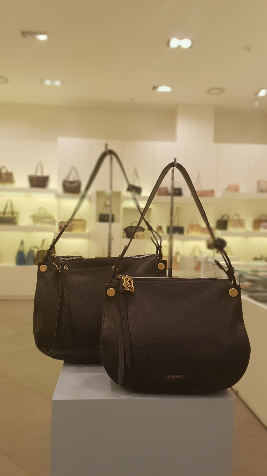 <b><p>Louis Quatorze Nural Hobo Shape lder Bag</p></b><b><p>ルイカトジュナチュラルなホーボーシェイプショルダーバッグHL3LO06BL</p></b><br /><br /><p align='center'>