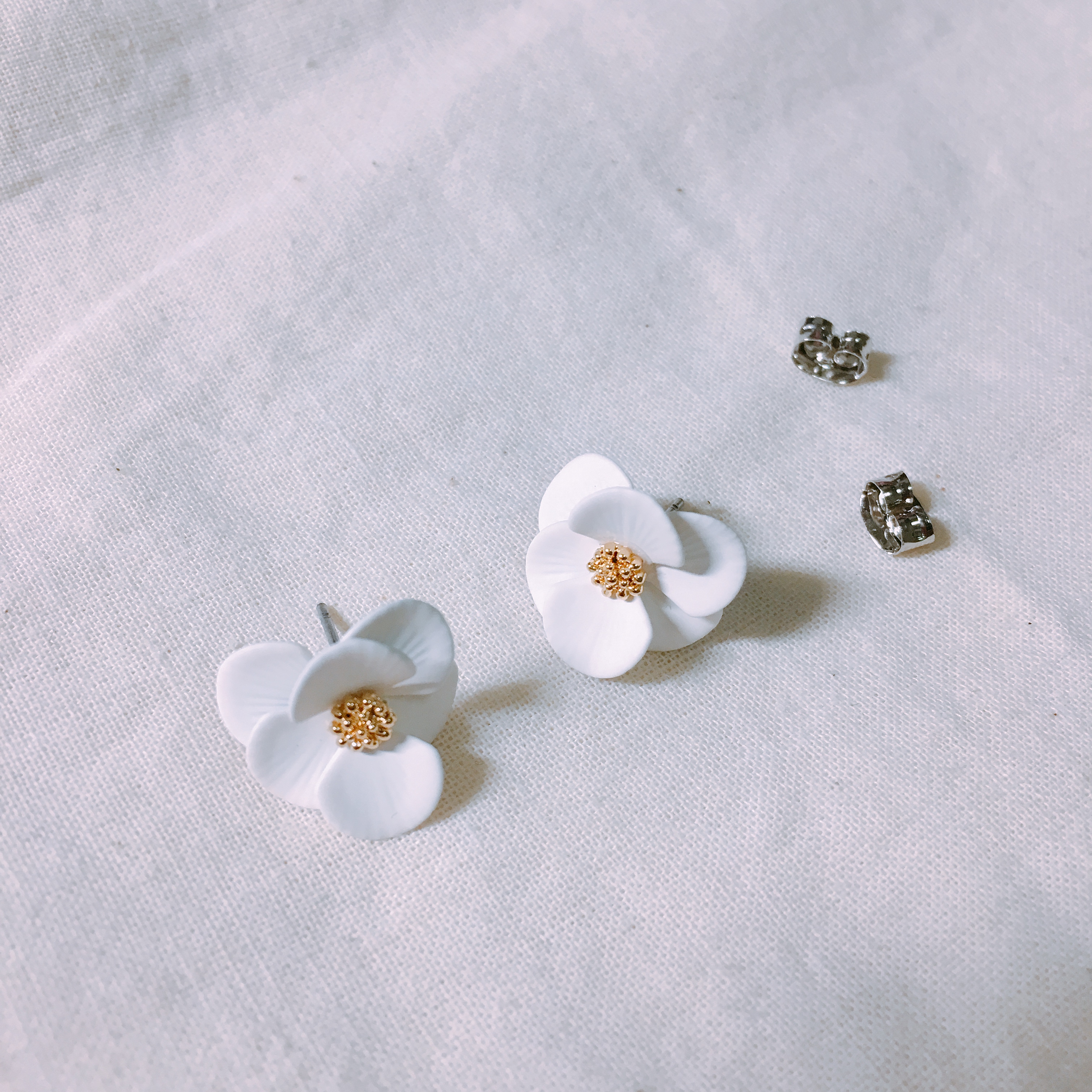 <b><p>Luce White Flower Earrings LKJ1142 attractive</p></b><b><p>ルーチェ ホワイトフラワーイヤリング LKJ1142 魅力的な ウンチム 一つだけで説得力の</p></b><br /><br /><p align='center'>