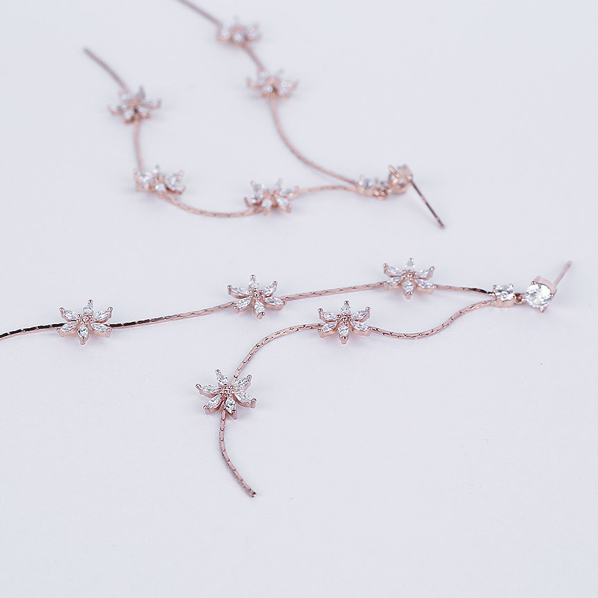 <b><p>flower Two lines Sn Fr earrg gut ok Female</p></b><b><p>フラワー トゥライン 雪花 イヤリング ゲストルック 女性コーディネート 女神 高級感</p></b><br /><br /><p align='center'>