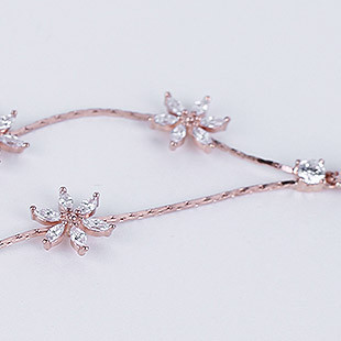 <b><p>flower Two lines Sn Fr earrg gut ok Female</p></b><b><p>フラワー トゥライン 雪花 イヤリング ゲストルック 女性コーディネート 女神 高級感</p></b><br /><br /><p align='center'>