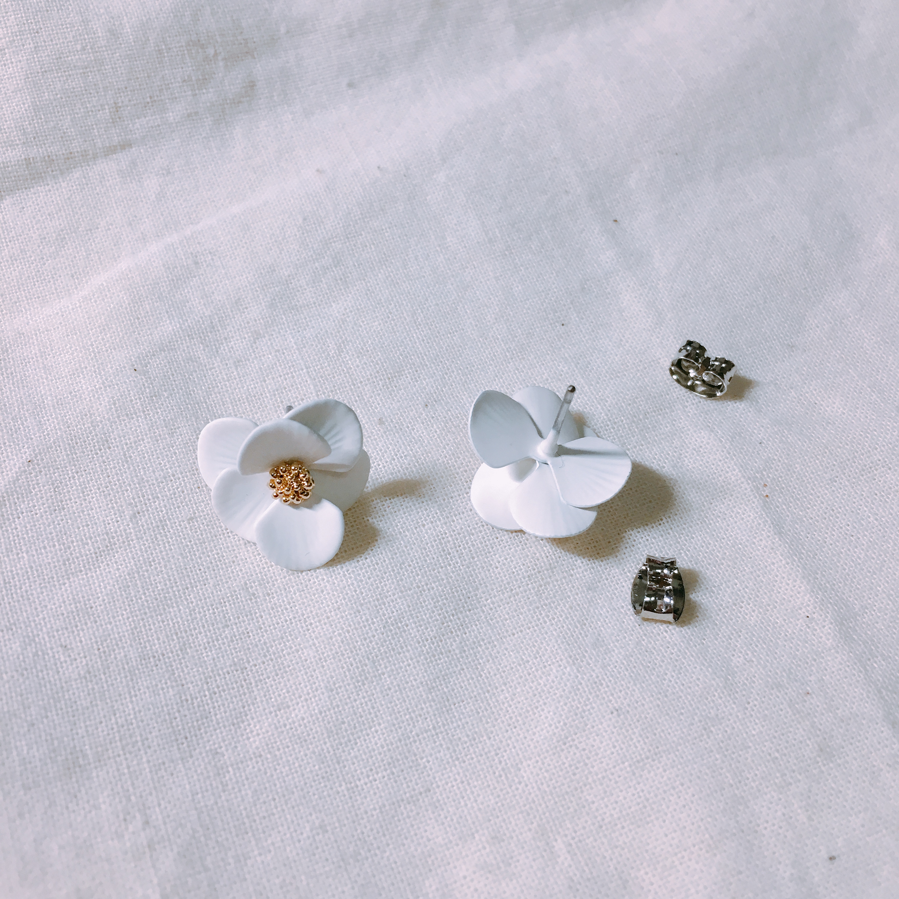 <b><p>Luce White Flower Earrings LKJ1142 attractive</p></b><b><p>ルーチェ ホワイトフラワーイヤリング LKJ1142 魅力的な ウンチム 一つだけで説得力の</p></b><br /><br /><p align='center'>