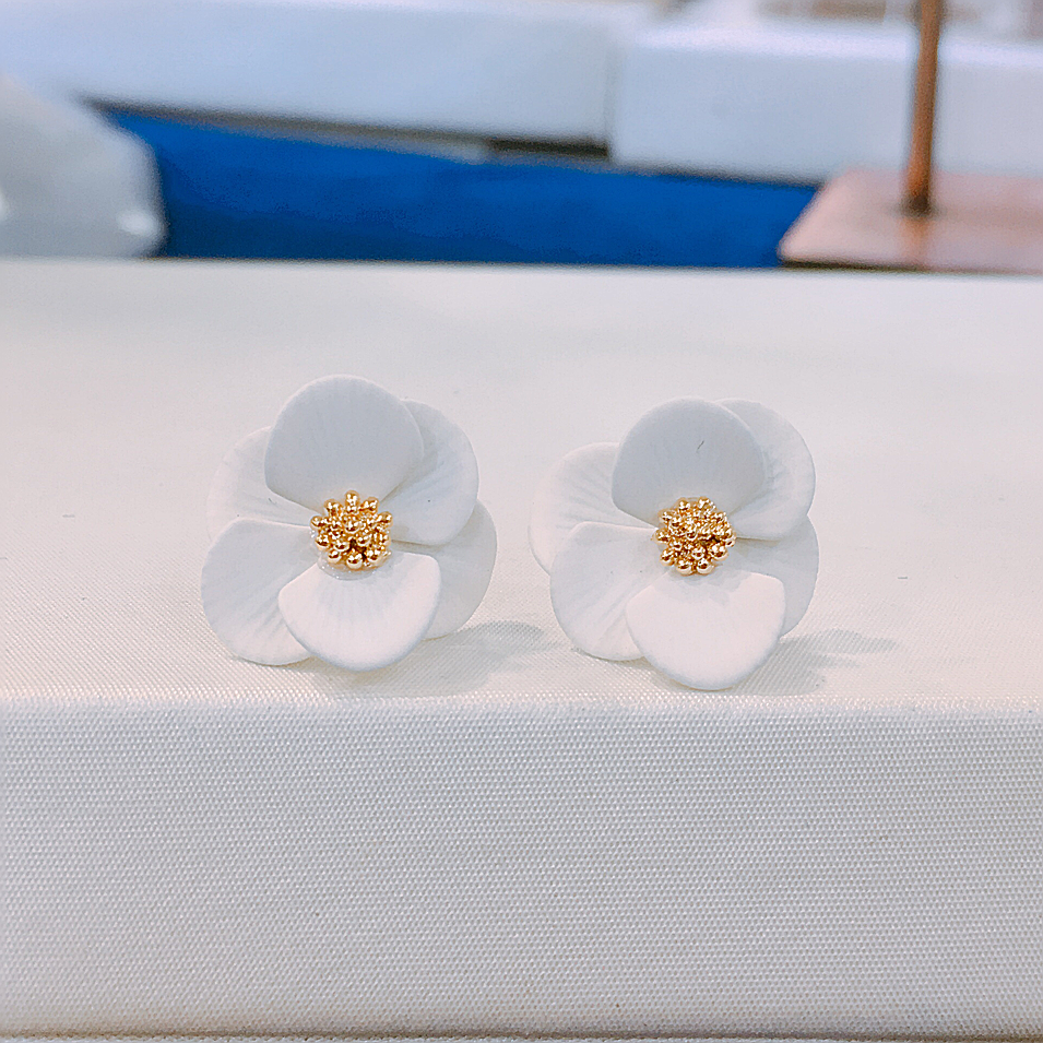 <b><p>Luce White Flower Earrings LKJ1142 attractive</p></b><b><p>ルーチェ ホワイトフラワーイヤリング LKJ1142 魅力的な ウンチム 一つだけで説得力の</p></b><br /><br /><p align='center'>