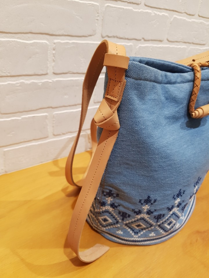 <b><p>Shoulder bag embroied nim Saths Day T172MBP136</p></b><b><p>サスデイアイランドデニム刺繍ショルダーバッグT172MBP136</p></b><br /><br /><p align='center'>