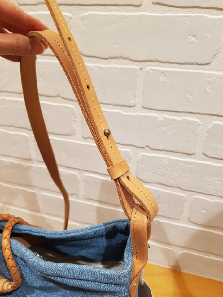 <b><p>Shoulder bag embroied nim Saths Day T172MBP136</p></b><b><p>サスデイアイランドデニム刺繍ショルダーバッグT172MBP136</p></b><br /><br /><p align='center'>