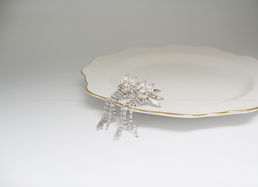 <b><p>Long Silver fi Drop Earris Elegant coordinati</p></b><b><p>ロング ウンチム ドロップイヤリ エレガントなコーディネート シンプルアクセサリー</p></b><br /><br /><p align='center'>