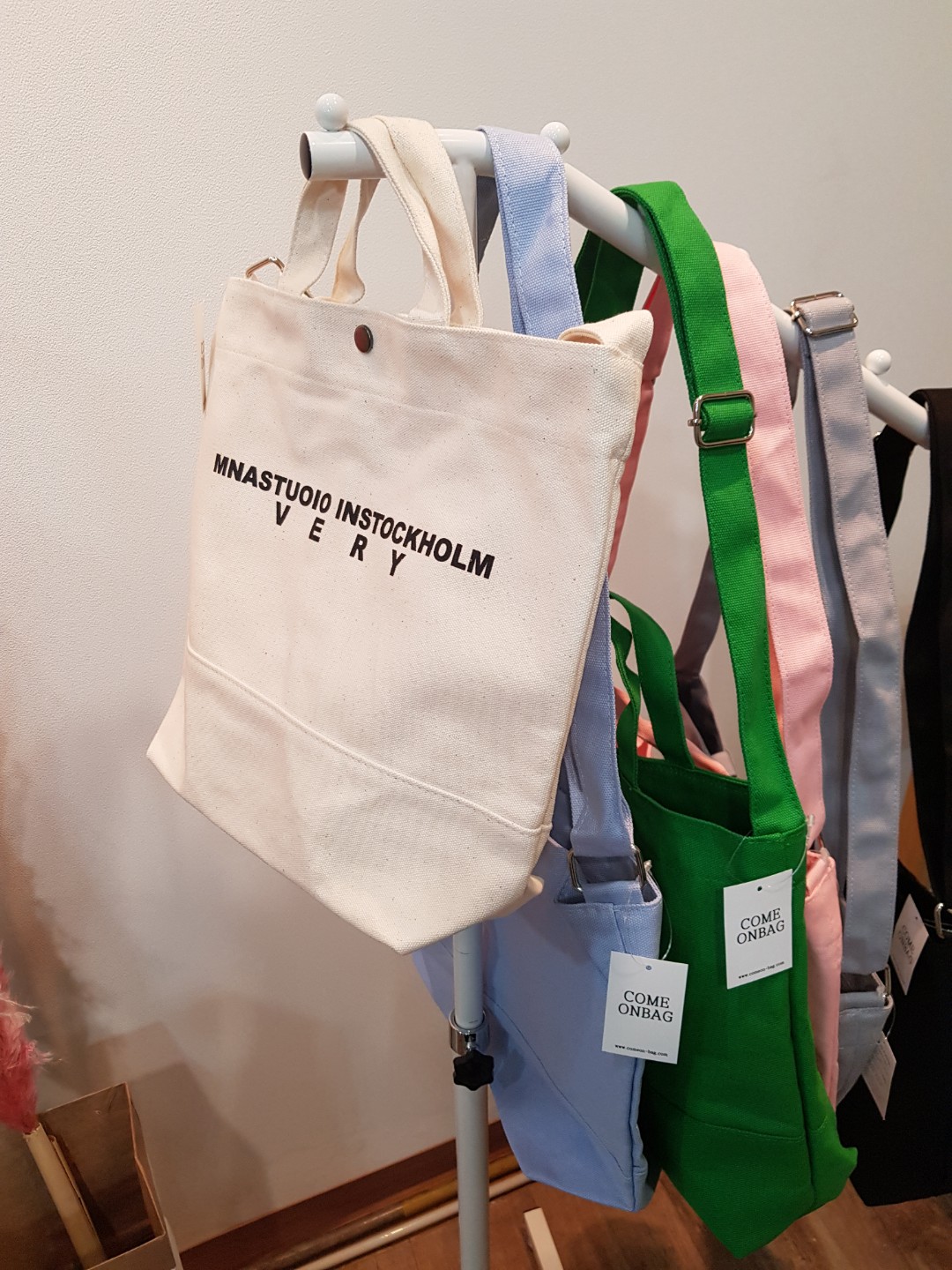 <b><p>Berry Cross Eco Bag Mini Light Hand Easy</p></b><b><p>ベリークロスエコバッグミニ軽量手提げコーディネイトしやすいいくつかのも、消化可能なかわいいデイリー</p></b><br /><br /><p align='center'>