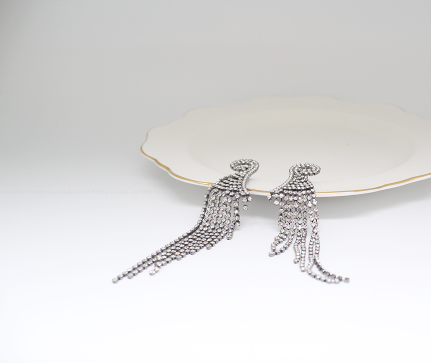 <b><p>Long Silver fi Drop Earris Elegant coordinati</p></b><b><p>ロング ウンチム ドロップイヤリ エレガントなコーディネート シンプルアクセサリー</p></b><br /><br /><p align='center'>