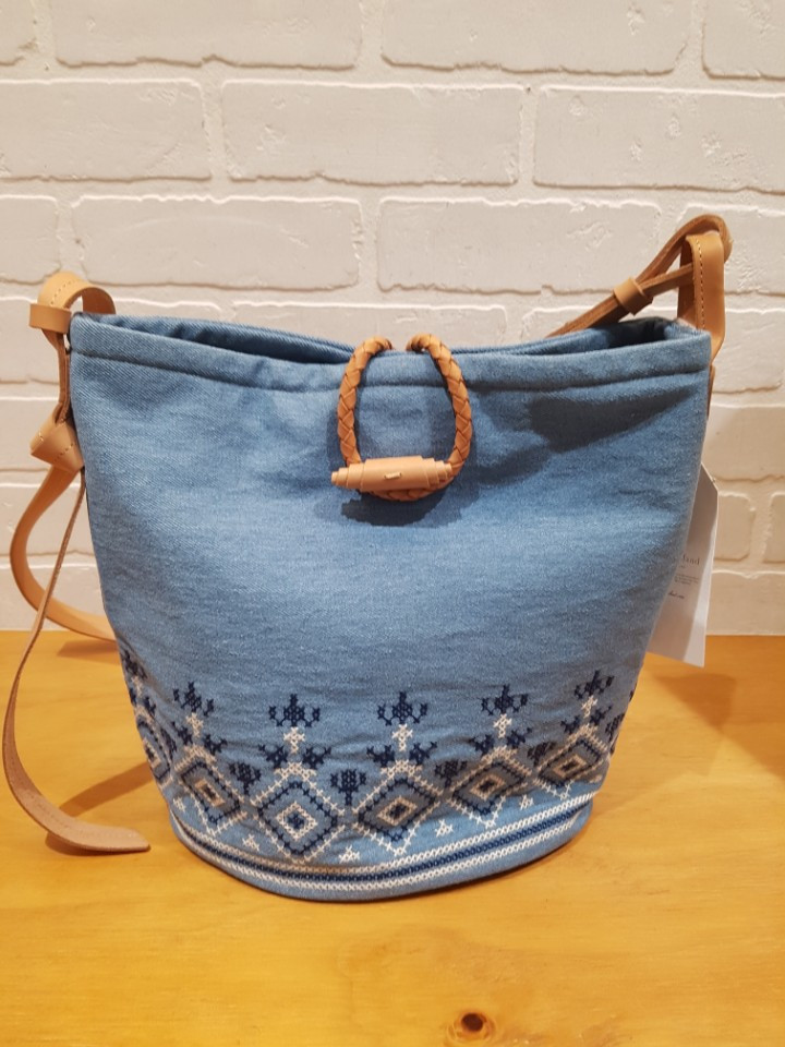 <b><p>Shoulder bag embroied nim Saths Day T172MBP136</p></b><b><p>サスデイアイランドデニム刺繍ショルダーバッグT172MBP136</p></b><br /><br /><p align='center'>