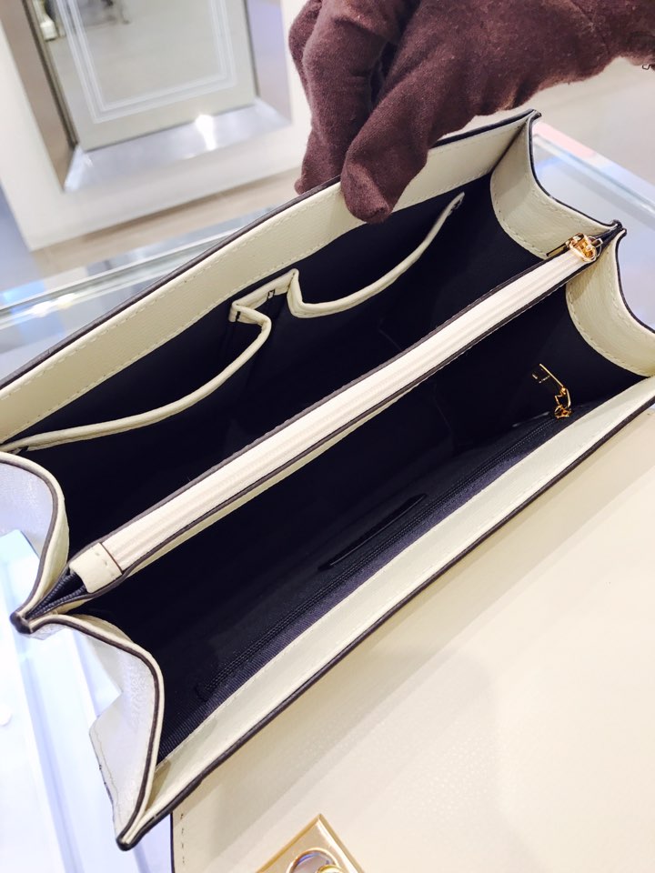 <b><p>Love Cat Double Emmytino Shlder Bag WIS2S002IV</p></b><b><p>ロブケトダブルエム一馬ティーノショルダーバッグWIS2S002IV</p></b><br /><br /><p align='center'>