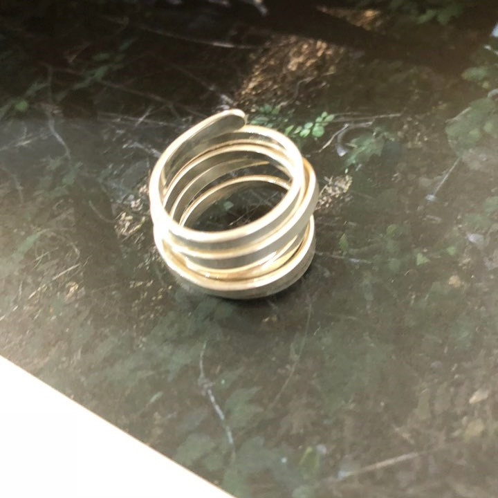 <b><p>lines silver Bold rg Twist Unique Jewelry</p></b><b><p>5行 シルバー ボールドリング ねじれ ユニークなジュエリー ポイントサイクル良い</p></b><br /><br /><p align='center'>