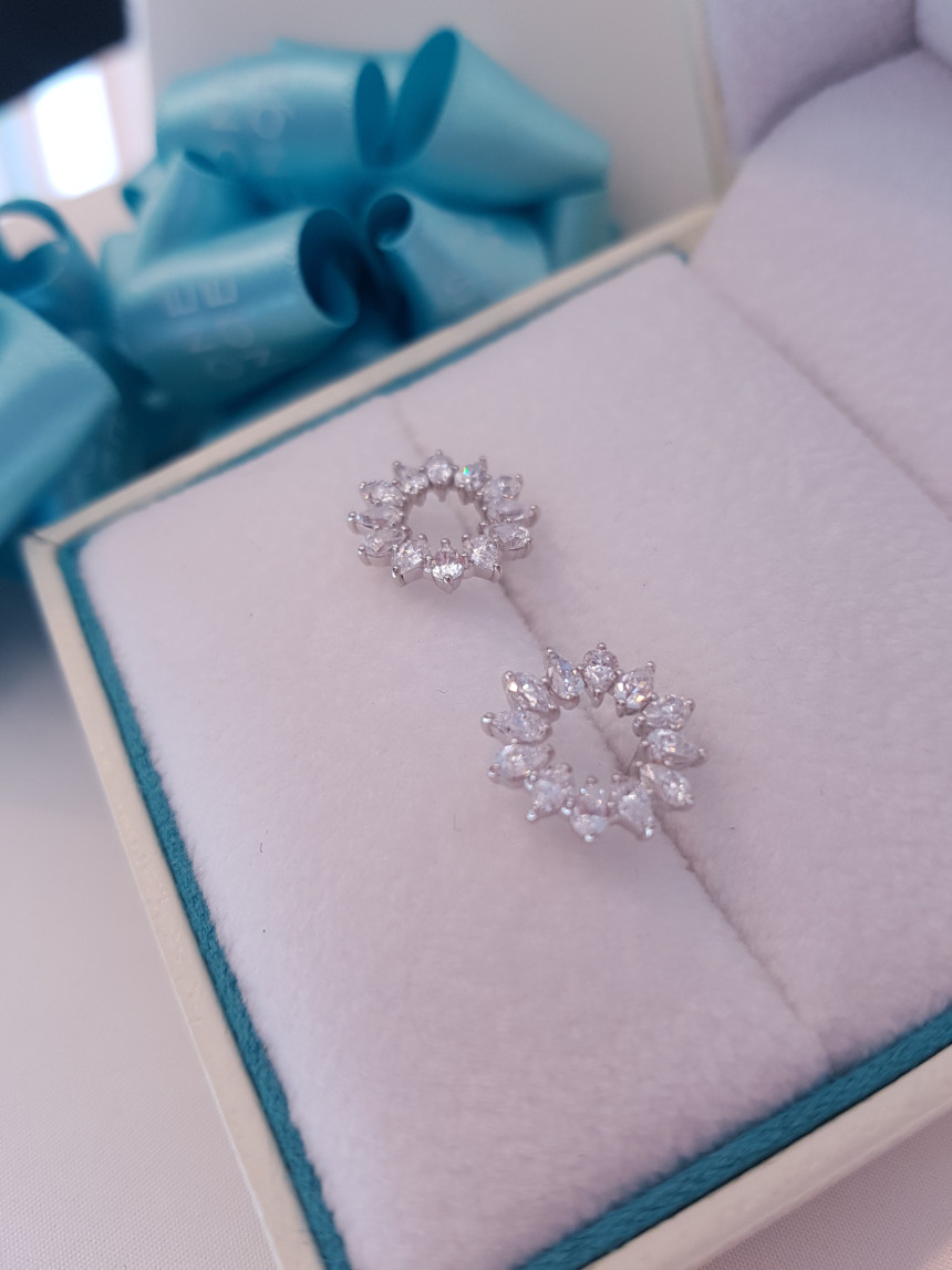 <b><p>Stonehenge silver earri K0534 Female coordinati</p></b><b><p>ストーンヘンジ シルバー イヤリング K0534 女性コーディネート デルック ワンピースによく似合</p></b><br /><br /><p align='center'>