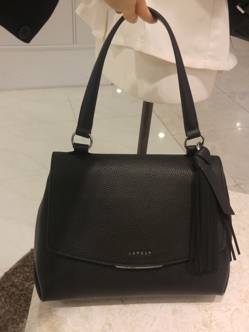 <b><p>Love Cat O. Basic 28 Shoulder LIS2S403BL</p></b><b><p>ロブケトO.ベーシック28ショルダーバッグLIS2S403BL</p></b><br /><br /><p align='center'>