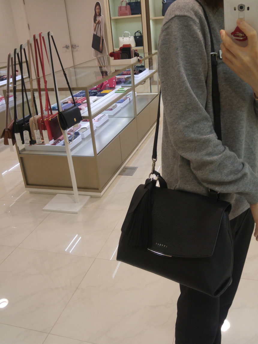 <b><p>Love Cat O. Basic 28 Shoulder LIS2S403BL</p></b><b><p>ロブケトO.ベーシック28ショルダーバッグLIS2S403BL</p></b><br /><br /><p align='center'>