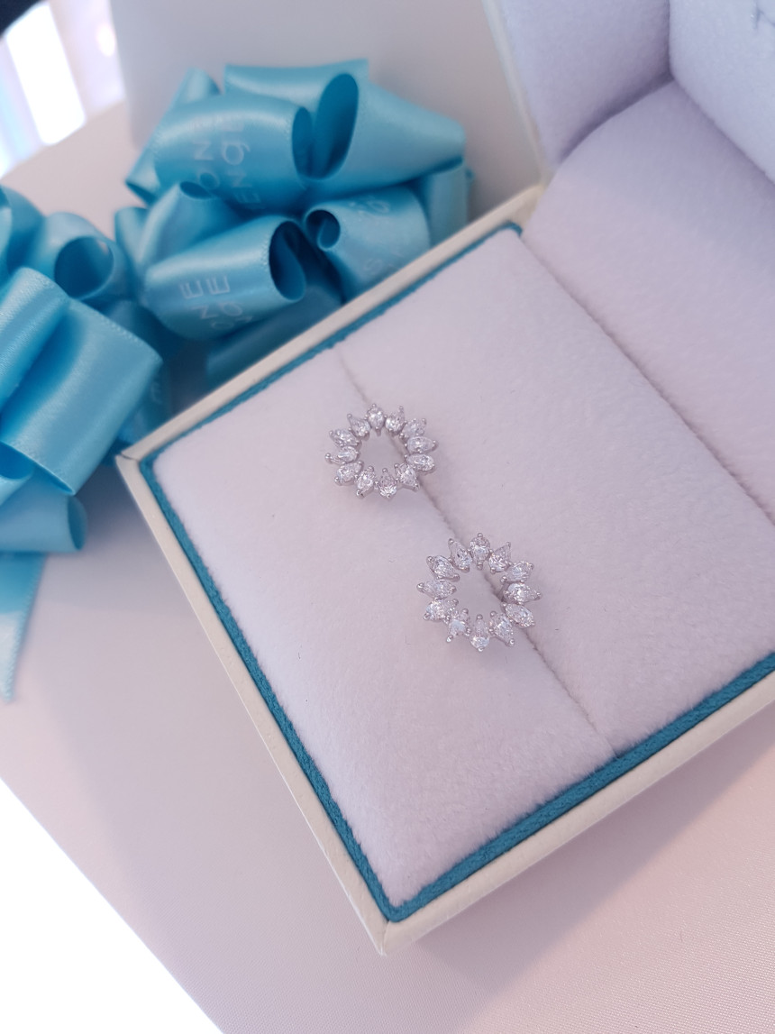 <b><p>Stonehenge silver earri K0534 Female coordinati</p></b><b><p>ストーンヘンジ シルバー イヤリング K0534 女性コーディネート デルック ワンピースによく似合</p></b><br /><br /><p align='center'>