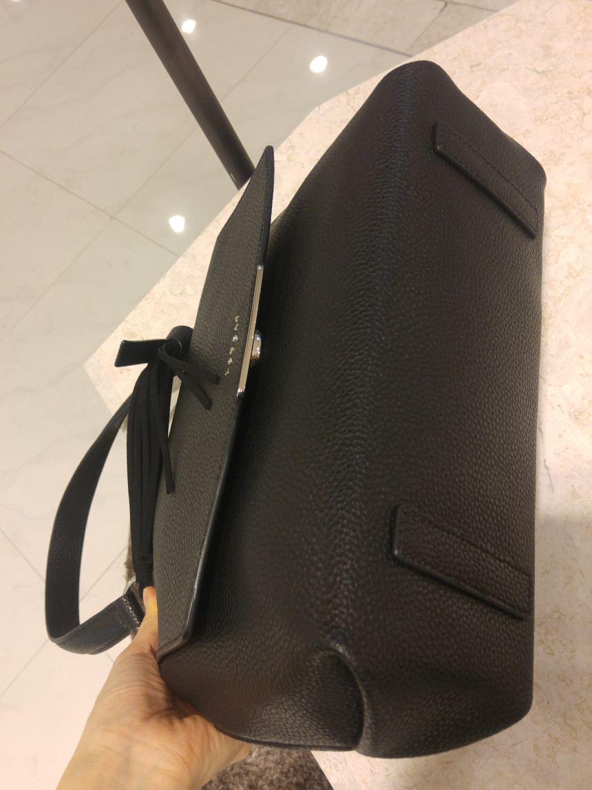 <b><p>Love Cat O. Basic 28 Shoulder LIS2S403BL</p></b><b><p>ロブケトO.ベーシック28ショルダーバッグLIS2S403BL</p></b><br /><br /><p align='center'>