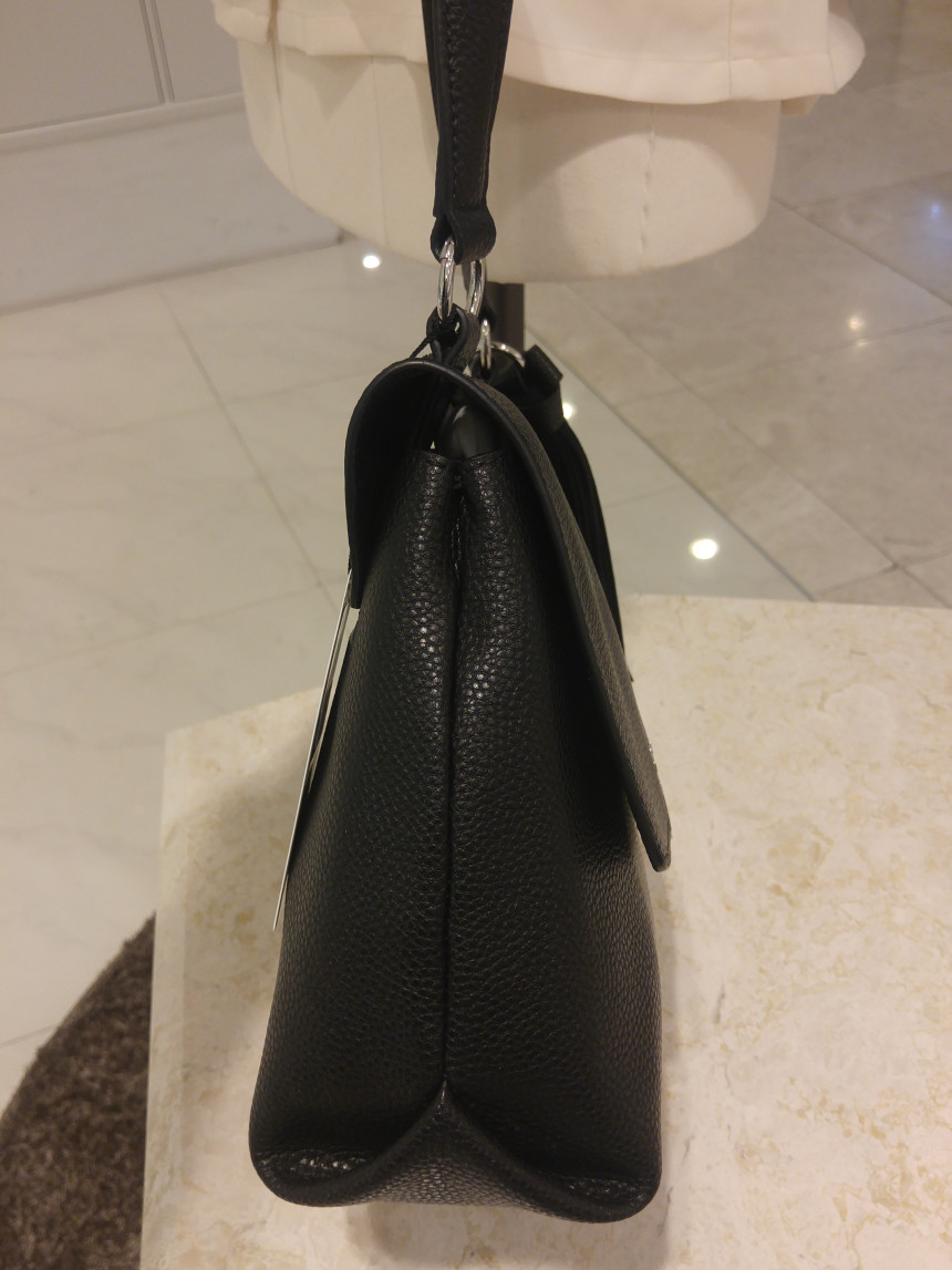 <b><p>Love Cat O. Basic 28 Shoulder LIS2S403BL</p></b><b><p>ロブケトO.ベーシック28ショルダーバッグLIS2S403BL</p></b><br /><br /><p align='center'>