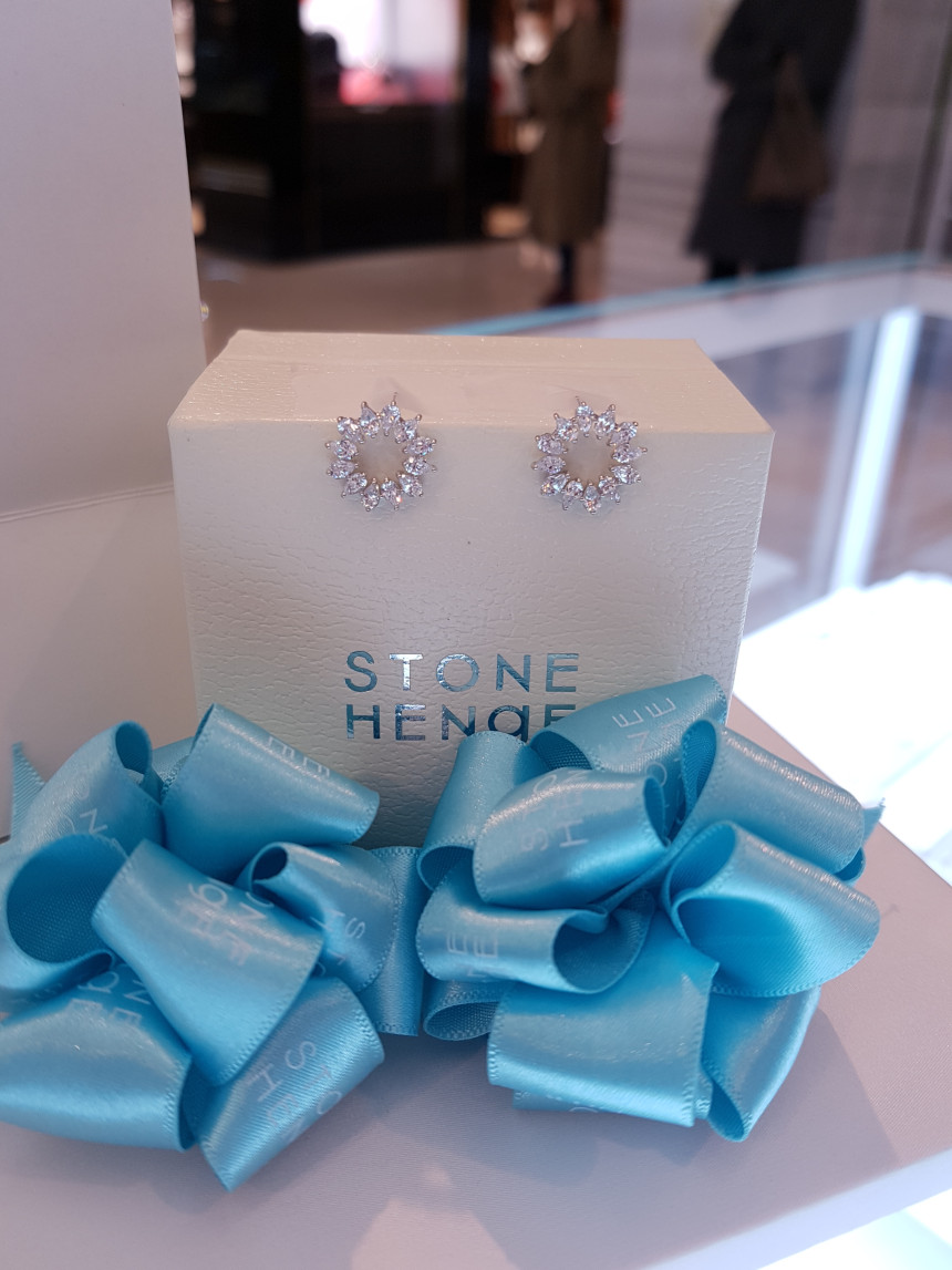 <b><p>Stonehenge silver earri K0534 Female coordinati</p></b><b><p>ストーンヘンジ シルバー イヤリング K0534 女性コーディネート デルック ワンピースによく似合</p></b><br /><br /><p align='center'>