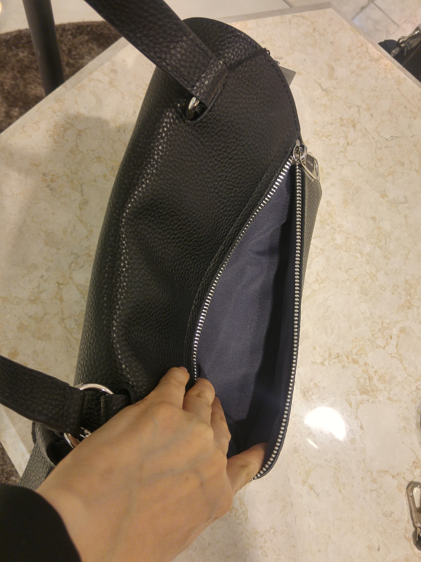 <b><p>Love Cat O. Basic 28 Shoulder LIS2S403BL</p></b><b><p>ロブケトO.ベーシック28ショルダーバッグLIS2S403BL</p></b><br /><br /><p align='center'>