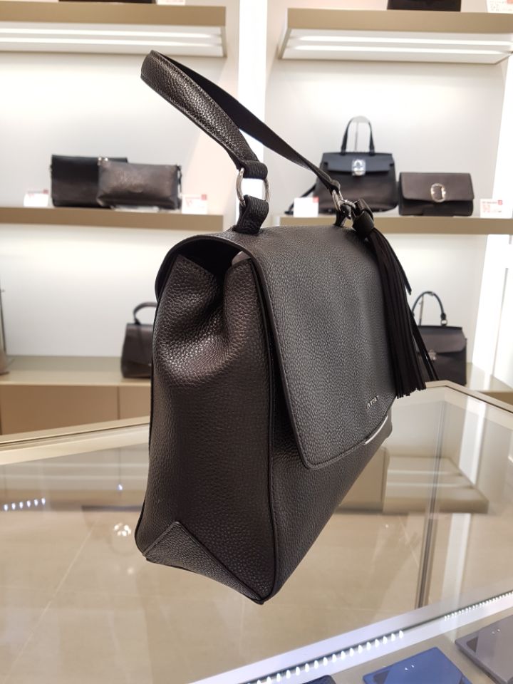 <b><p>Love Cat O. Basic 28 Shoulder LIS2S404BL</p></b><b><p>ロブケトO.ベーシック28ショルダーバッグLIS2S404BL</p></b><br /><br /><p align='center'>