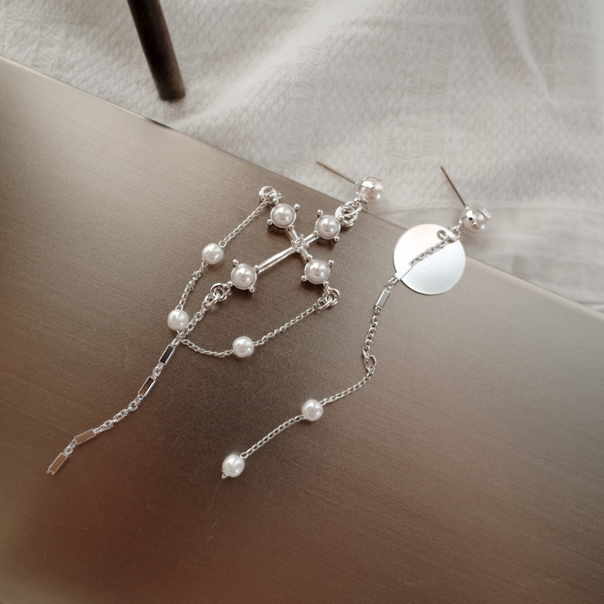 <b><p>cello Vintage cross Pearl Unbaland Ergs Aique</p></b><b><p>チェロ ヴィンテージクロス 真珠 アンバランスイヤリング アィークな クラシック</p></b><br /><br /><p align='center'>