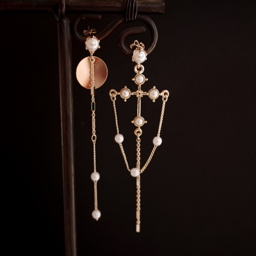 <b><p>cello Vintage cross Pearl Unbaland Ergs Aique</p></b><b><p>チェロ ヴィンテージクロス 真珠 アンバランスイヤリング アィークな クラシック</p></b><br /><br /><p align='center'>