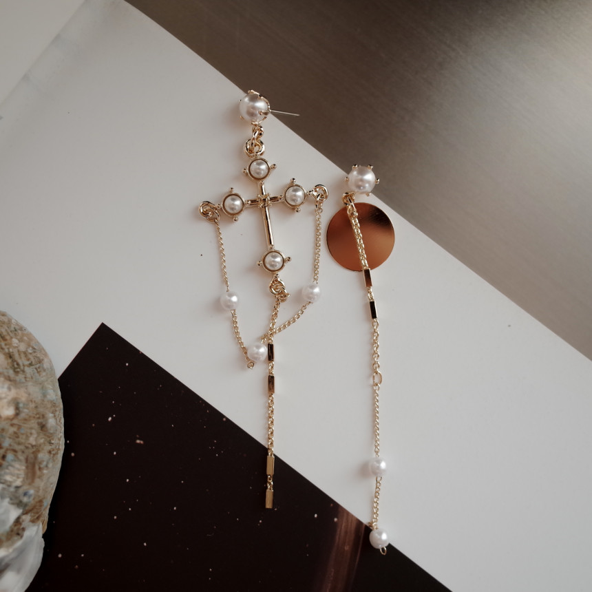<b><p>cello Vintage cross Pearl Unbaland Ergs Aique</p></b><b><p>チェロ ヴィンテージクロス 真珠 アンバランスイヤリング アィークな クラシック</p></b><br /><br /><p align='center'>