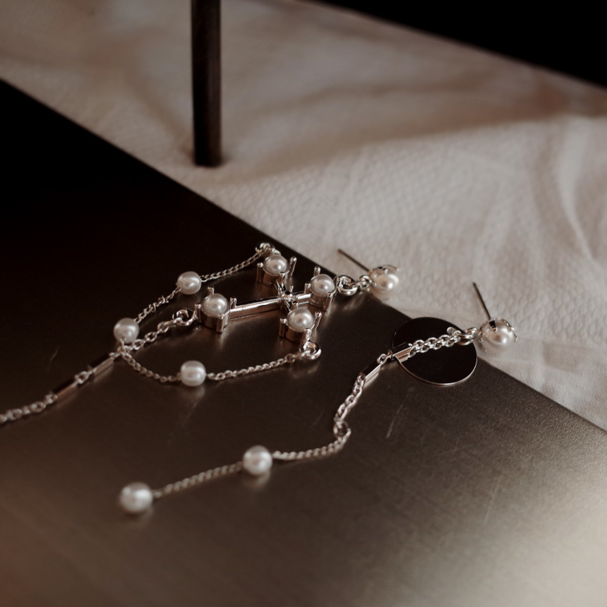 <b><p>cello Vintage cross Pearl Unbaland Ergs Aique</p></b><b><p>チェロ ヴィンテージクロス 真珠 アンバランスイヤリング アィークな クラシック</p></b><br /><br /><p align='center'>