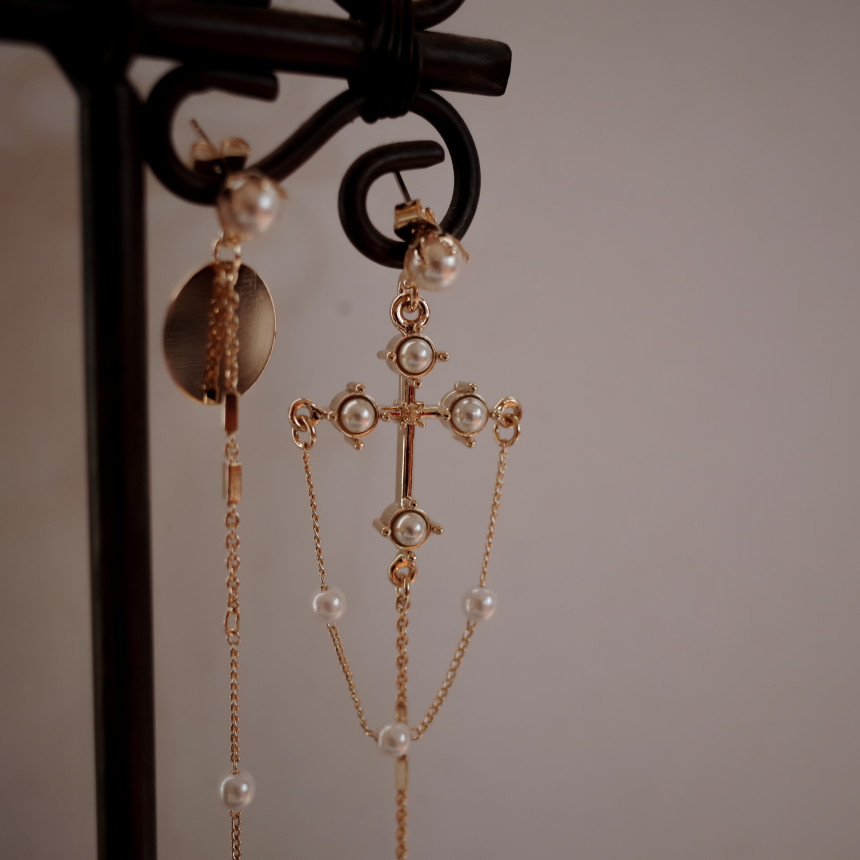 <b><p>cello Vintage cross Pearl Unbaland Ergs Aique</p></b><b><p>チェロ ヴィンテージクロス 真珠 アンバランスイヤリング アィークな クラシック</p></b><br /><br /><p align='center'>