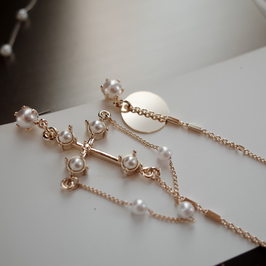 <b><p>cello Vintage cross Pearl Unbaland Ergs Aique</p></b><b><p>チェロ ヴィンテージクロス 真珠 アンバランスイヤリング アィークな クラシック</p></b><br /><br /><p align='center'>