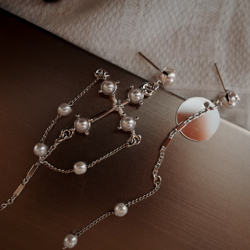 <b><p>cello Vintage cross Pearl Unbaland Ergs Aique</p></b><b><p>チェロ ヴィンテージクロス 真珠 アンバランスイヤリング アィークな クラシック</p></b><br /><br /><p align='center'>