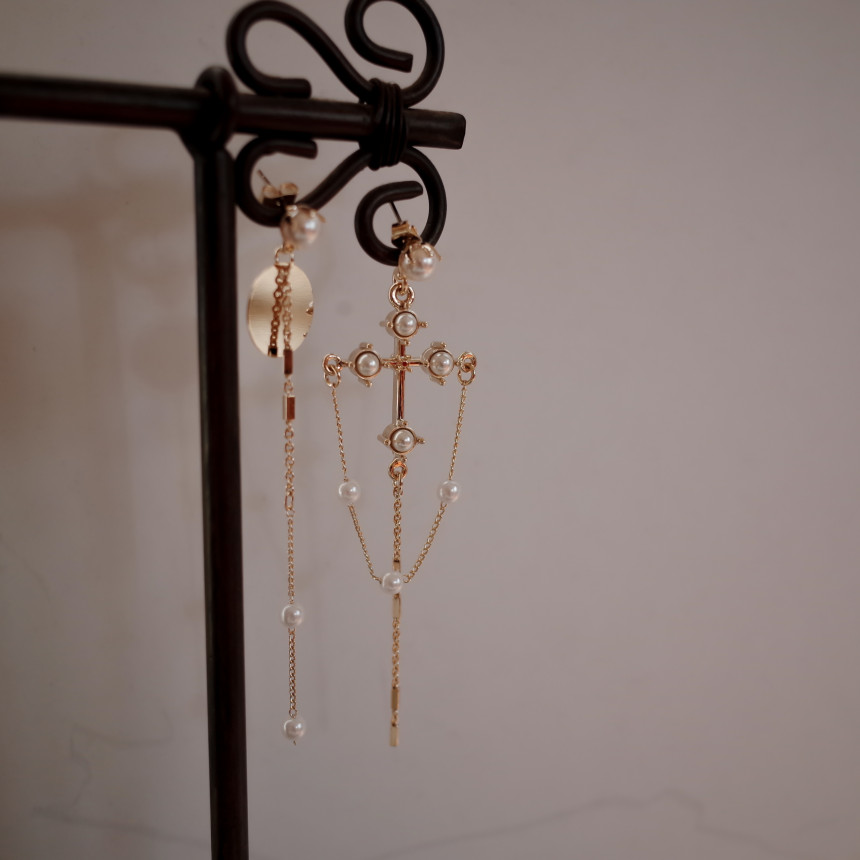 <b><p>cello Vintage cross Pearl Unbaland Ergs Aique</p></b><b><p>チェロ ヴィンテージクロス 真珠 アンバランスイヤリング アィークな クラシック</p></b><br /><br /><p align='center'>