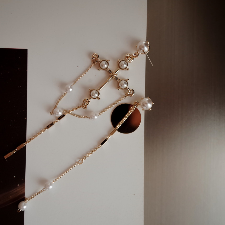 <b><p>cello Vintage cross Pearl Unbaland Ergs Aique</p></b><b><p>チェロ ヴィンテージクロス 真珠 アンバランスイヤリング アィークな クラシック</p></b><br /><br /><p align='center'>