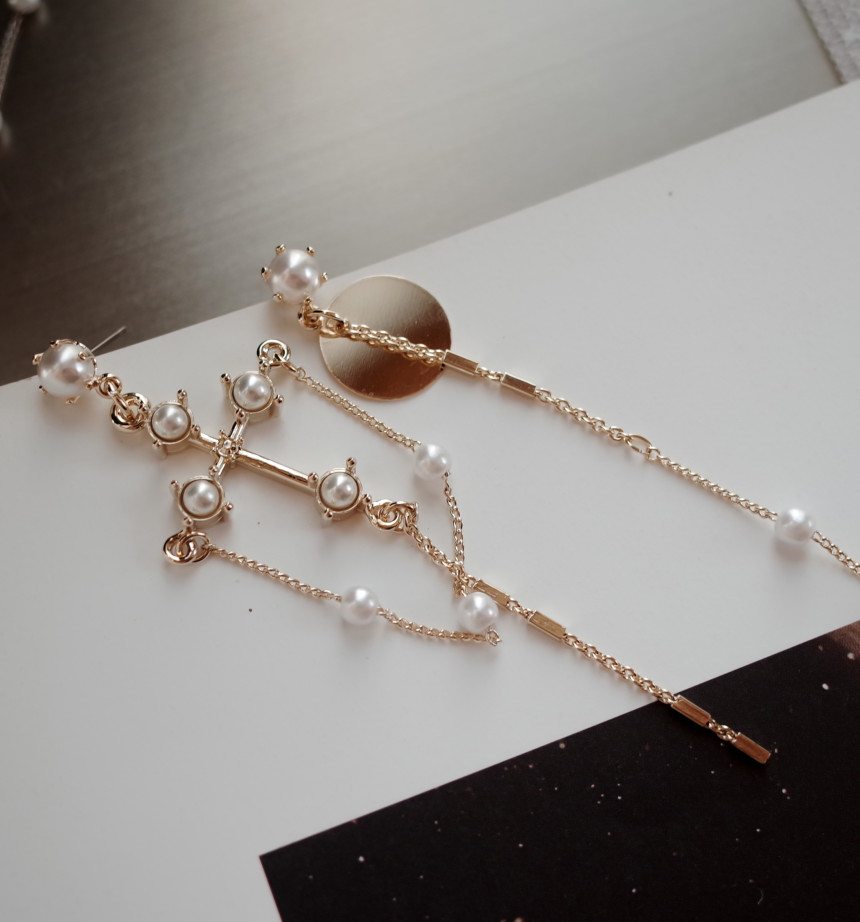 <b><p>cello Vintage cross Pearl Unbaland Ergs Aique</p></b><b><p>チェロ ヴィンテージクロス 真珠 アンバランスイヤリング アィークな クラシック</p></b><br /><br /><p align='center'>