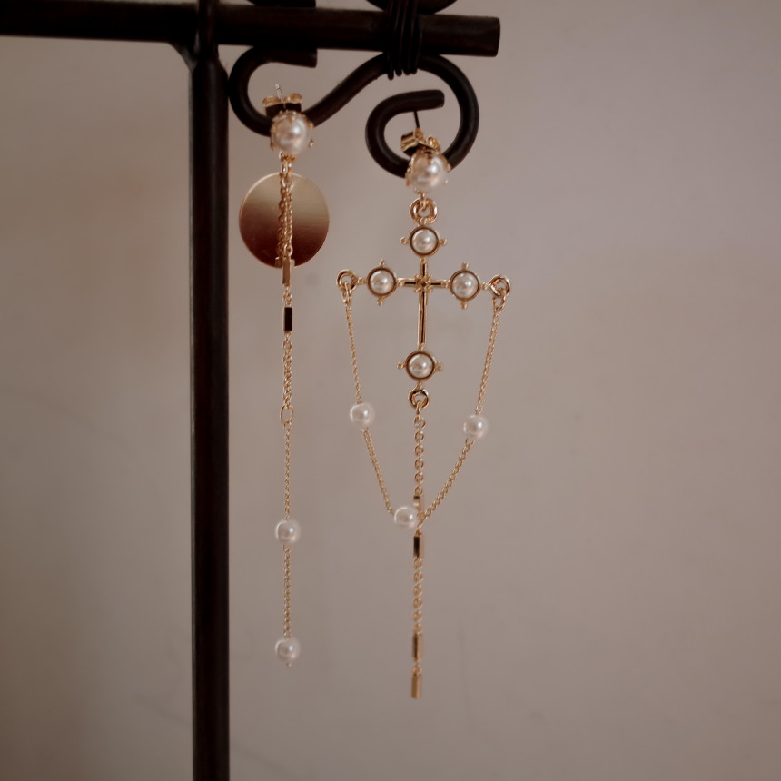 <b><p>cello Vintage cross Pearl Unbaland Ergs Aique</p></b><b><p>チェロ ヴィンテージクロス 真珠 アンバランスイヤリング アィークな クラシック</p></b><br /><br /><p align='center'>