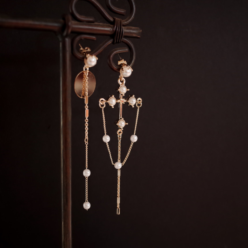 <b><p>cello Vintage cross Pearl Unbaland Ergs Aique</p></b><b><p>チェロ ヴィンテージクロス 真珠 アンバランスイヤリング アィークな クラシック</p></b><br /><br /><p align='center'>