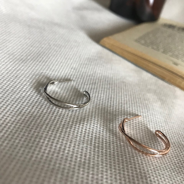 <b><p>Black Knight Shin Kyyeong kk earrg silver</p></b><b><p>黒騎士 シン・セギョン ねじれ イヤリング 銀 925 ジュエリー シルバー ファッシ</p></b><br /><br /><p align='center'>