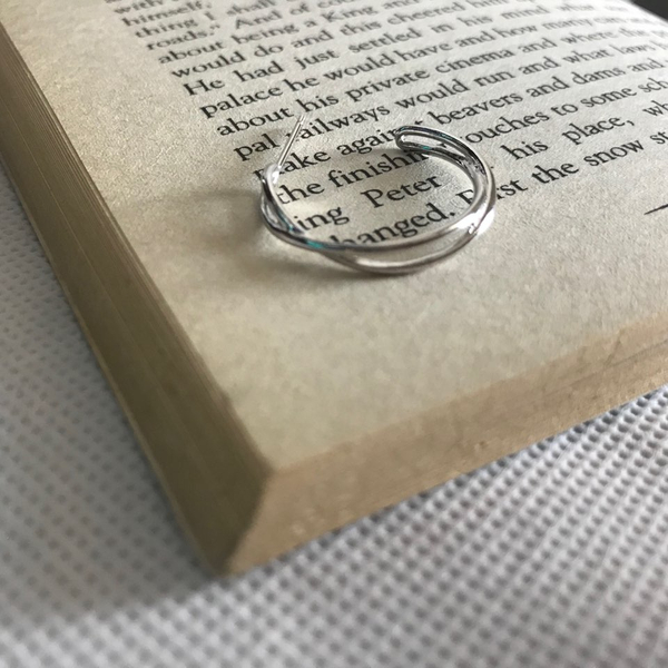 <b><p>Black Knight Shin Kyyeong kk earrg silver</p></b><b><p>黒騎士 シン・セギョン ねじれ イヤリング 銀 925 ジュエリー シルバー ファッシ</p></b><br /><br /><p align='center'>