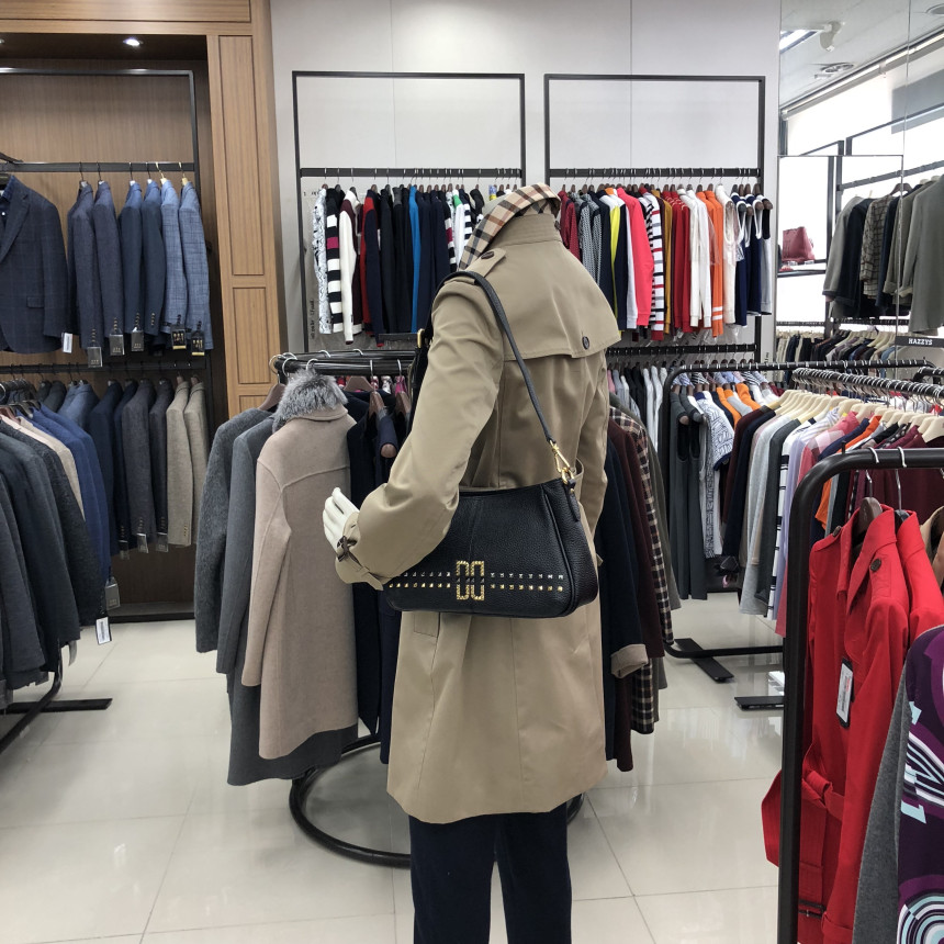 <b><p>Duck Bla Studded DD Logo Shoulr Bag OCBA6FC24BK</p></b><b><p>ダックスブラックスタッドDDロゴ装飾ショルダーバッグOCBA6FC24BK</p></b><br /><br /><p align='center'>