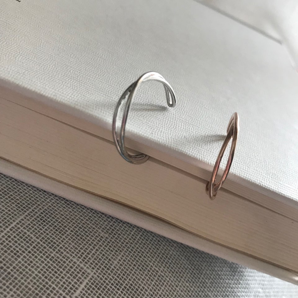 <b><p>Black Knight Shin Kyyeong kk earrg silver</p></b><b><p>黒騎士 シン・セギョン ねじれ イヤリング 銀 925 ジュエリー シルバー ファッシ</p></b><br /><br /><p align='center'>