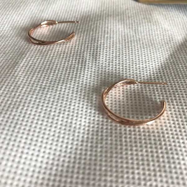 <b><p>Black Knight Shin Kyyeong kk earrg silver</p></b><b><p>黒騎士 シン・セギョン ねじれ イヤリング 銀 925 ジュエリー シルバー ファッシ</p></b><br /><br /><p align='center'>