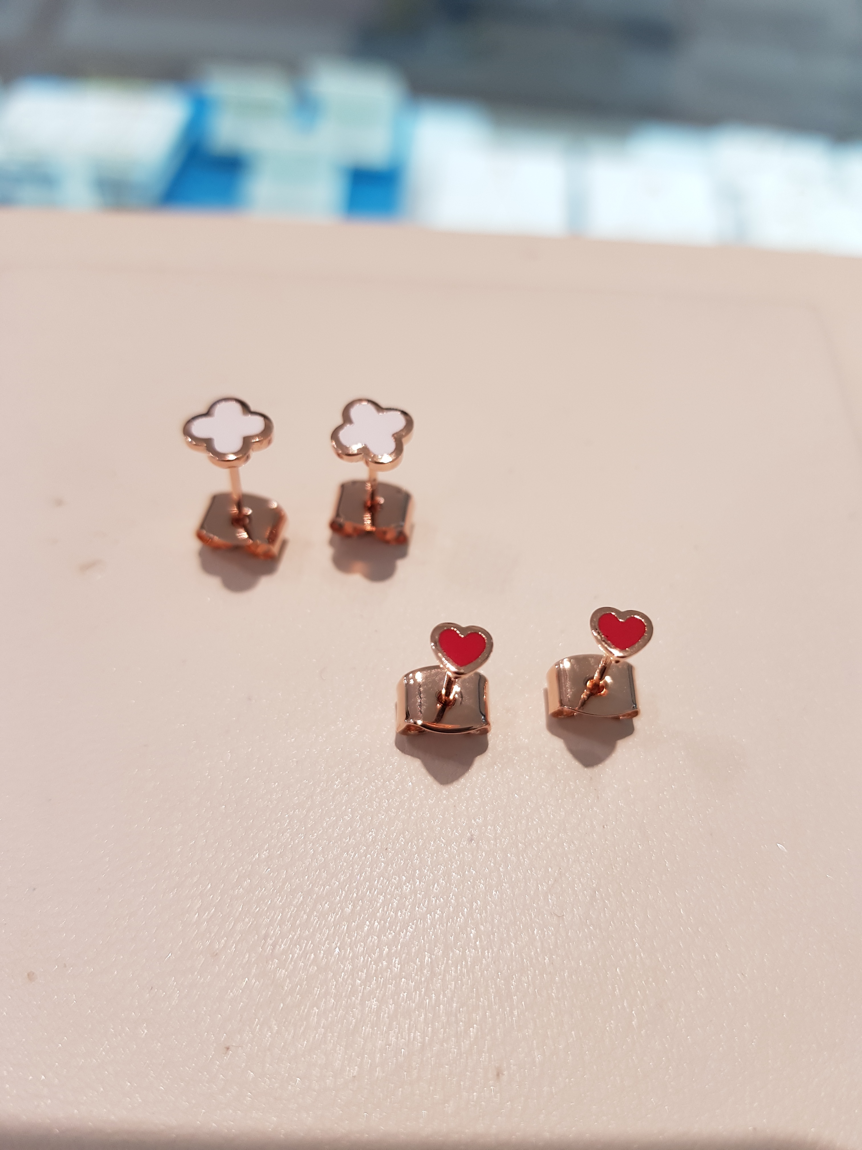 <b><p>Harry Mason Crova White Eings HMTPE-005RG</p></b><b><p>ハリー・メイソン クローバー ホワイトイヤリング HMTPE-005RG プチなデザイン</p></b><br /><br /><p align='center'>