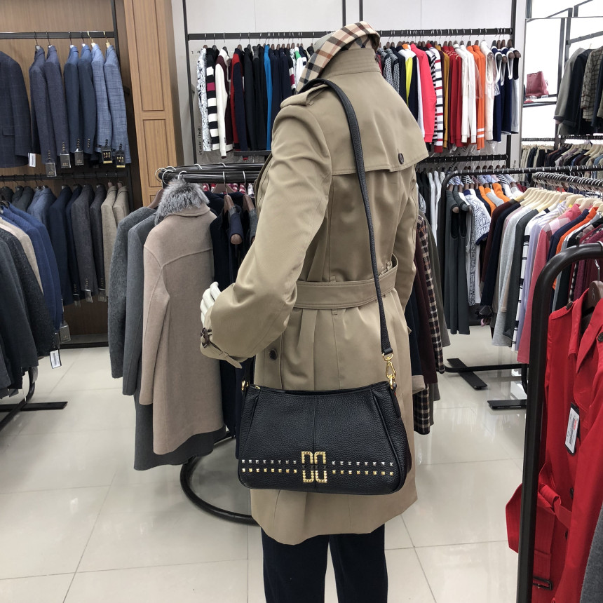 <b><p>Duck Bla Studded DD Logo Shoulr Bag OCBA6FC24BK</p></b><b><p>ダックスブラックスタッドDDロゴ装飾ショルダーバッグOCBA6FC24BK</p></b><br /><br /><p align='center'>