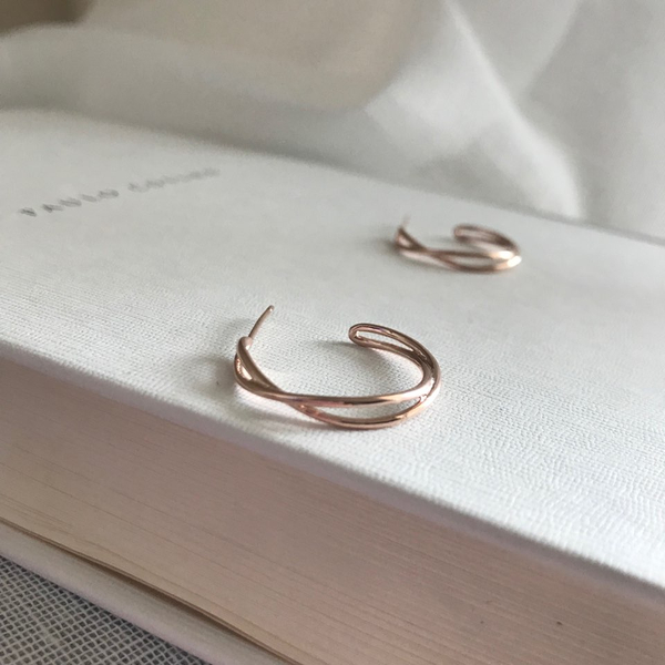 <b><p>Black Knight Shin Kyyeong kk earrg silver</p></b><b><p>黒騎士 シン・セギョン ねじれ イヤリング 銀 925 ジュエリー シルバー ファッシ</p></b><br /><br /><p align='center'>