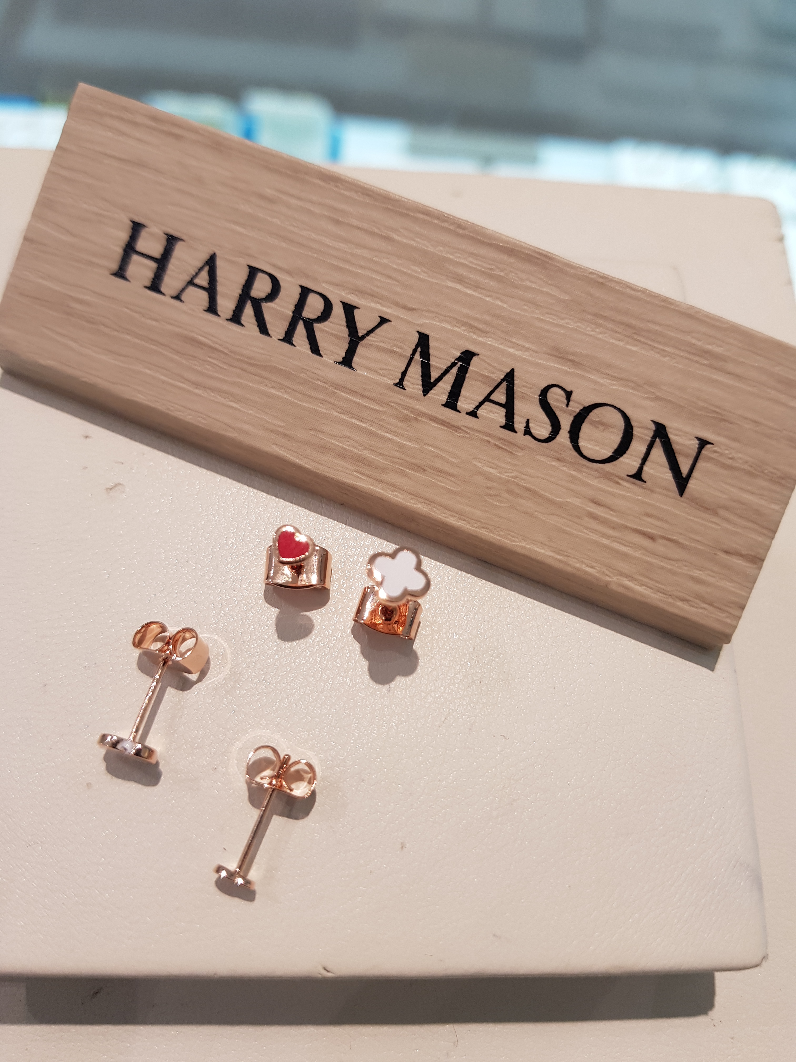 <b><p>Harry Mason Crova White Eings HMTPE-005RG</p></b><b><p>ハリー・メイソン クローバー ホワイトイヤリング HMTPE-005RG プチなデザイン</p></b><br /><br /><p align='center'>